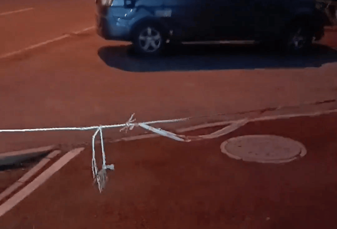 如何申请皇冠信用网会员_西安一网友称骑行时险撞上横在路口的钢丝 回访该路段：未见钢丝如何申请皇冠信用网会员，已安装隔离墩