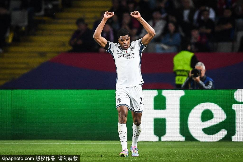 皇冠信用网登_欧冠-进球大战皇冠信用网登！邓弗里斯2射1传亚马尔破门 巴萨3-3国米