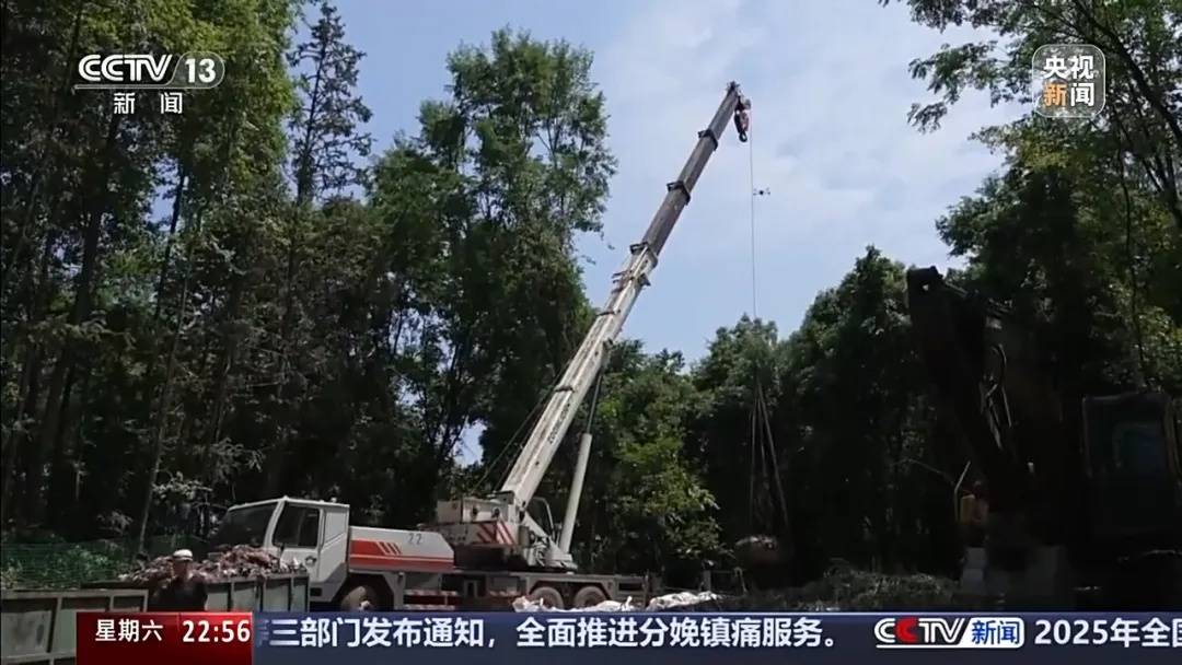 皇冠信用网如何申请_张家界一天然溶洞垃圾堆积皇冠信用网如何申请，当地一村支书威胁谁来天坑拍照就打，官方通报：已停职检查