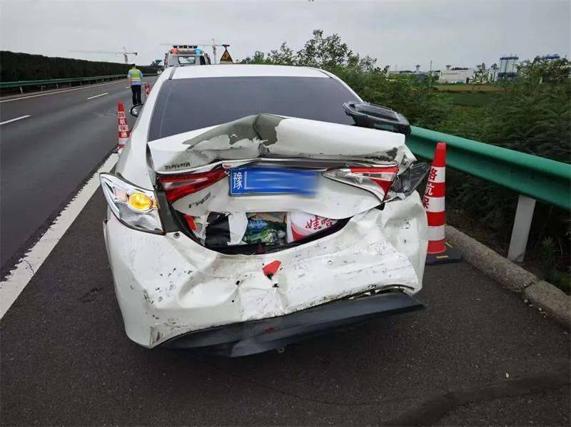 皇冠信用网登3代理_漯河：高速上司机扭头看孩子皇冠信用网登3代理，瞬间追尾！