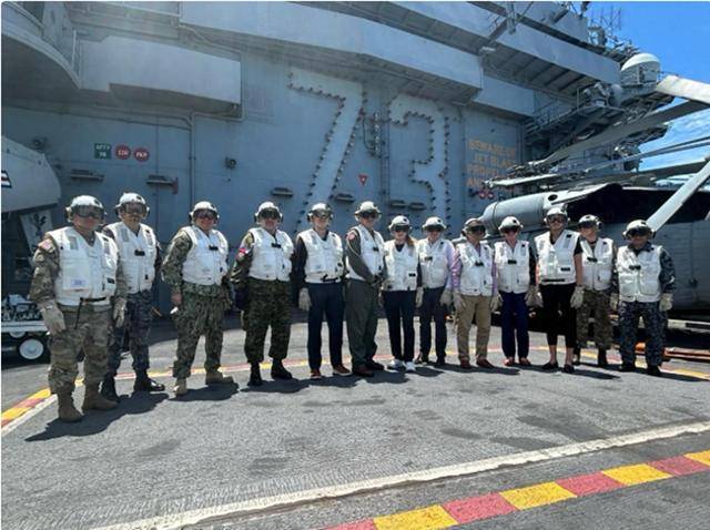 皇冠信用盘结算日_轰6K+歼16+054A合围皇冠信用盘结算日，美航母南海秒怂，毛主席战略今天仍适用