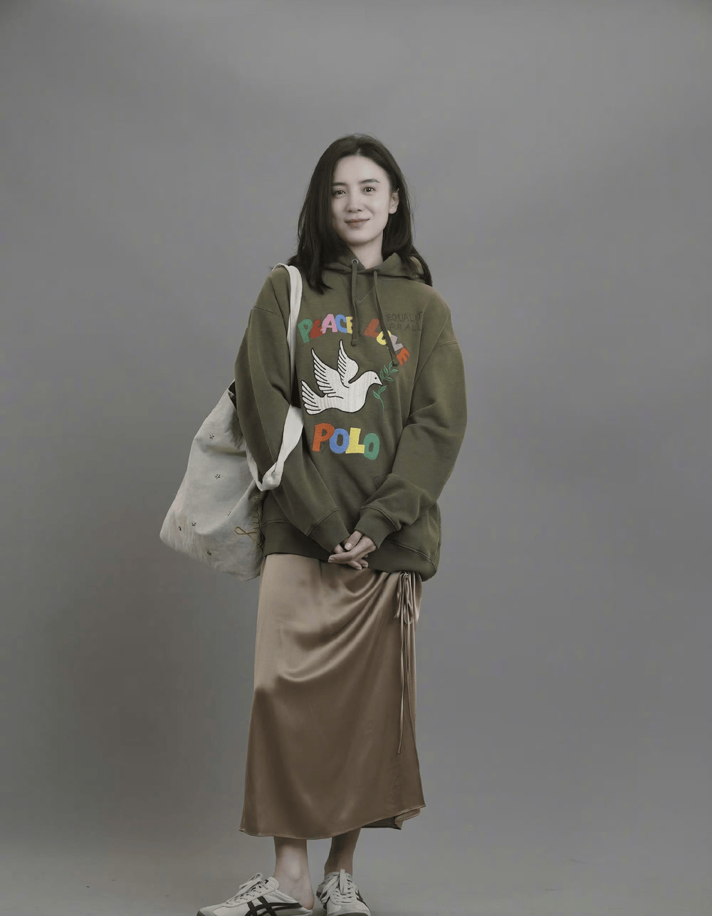 皇冠信用盘注册开户_年轻人正在用丑鞋踹翻全世界