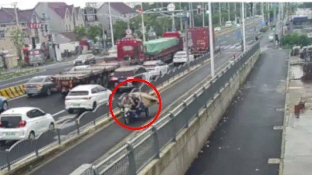 皇冠体育App下载_男子为方便施工队装修新家皇冠体育App下载，将钥匙放楼道消防栓内，致刚买的家电全部不翼而飞！