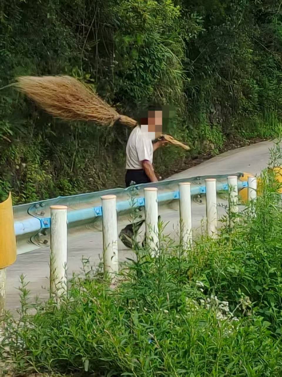 新版hga050
_贵州老伯捡到00后村官丢弃旧照新版hga050
，误以为重要资料怀揣一月等送还，当事人：超感动