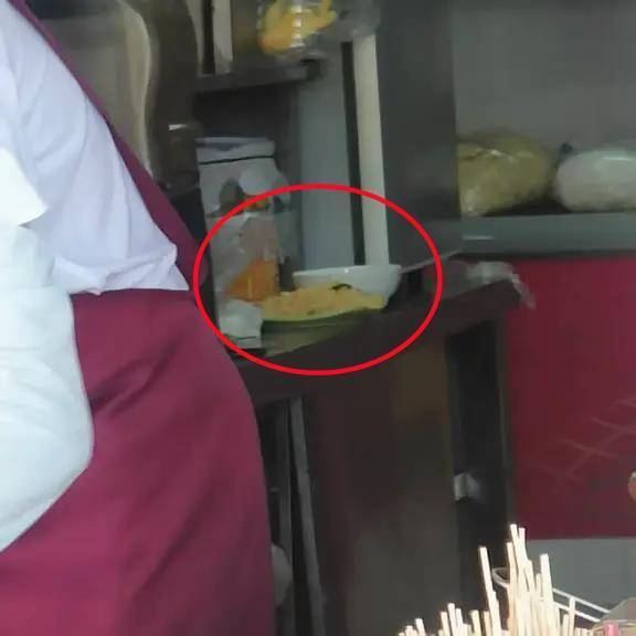 皇冠信用網代理
_餐馆将两盘吃剩的炒饭回收并混合皇冠信用網代理
,顾客怀疑其重新售卖,市监:未发现证据,已令商家停业整改卫生