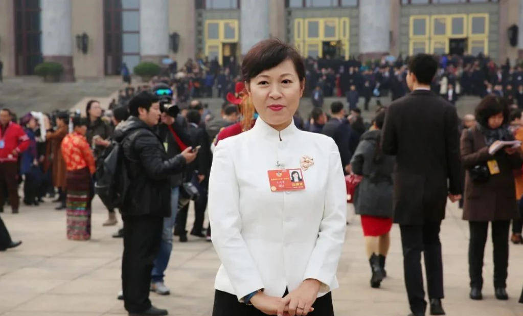 AC米兰vs克雷莫内塞
_“换装主席”王莉霞的堕落:从光鲜人设到腐败深渊