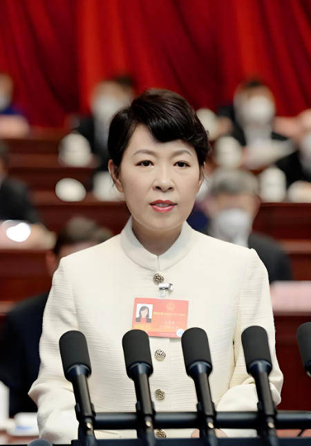 AC米兰vs克雷莫内塞
_“换装主席”王莉霞的堕落:从光鲜人设到腐败深渊