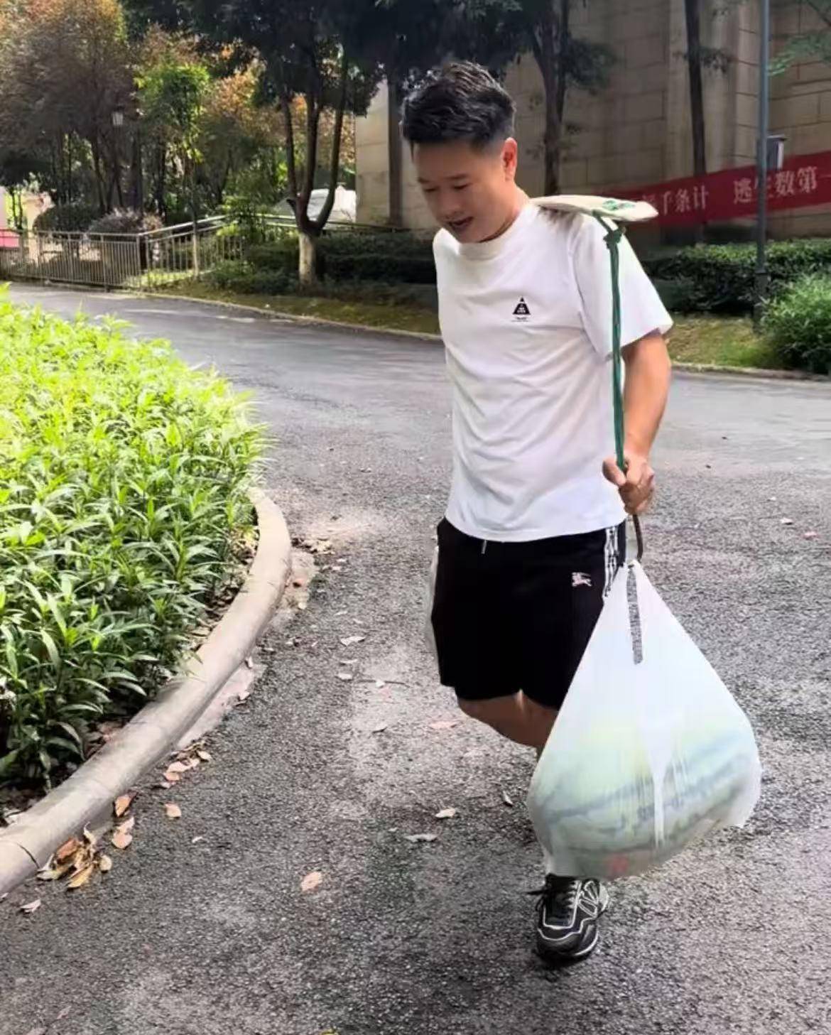 赫罗纳vs塞维利亚_16个外甥一顿吃200个水饺赫罗纳vs塞维利亚,挑扁担买菜的重庆“宇宙舅舅”:孩子们开学离开,心里空落落的