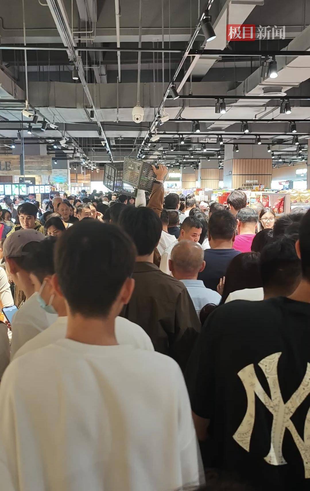 皇冠信用网会员申请_中秋夜的新乡胖东来能有多少人？多个收银口排起长队皇冠信用网会员申请，有顾客举着购物篮在人群中穿行