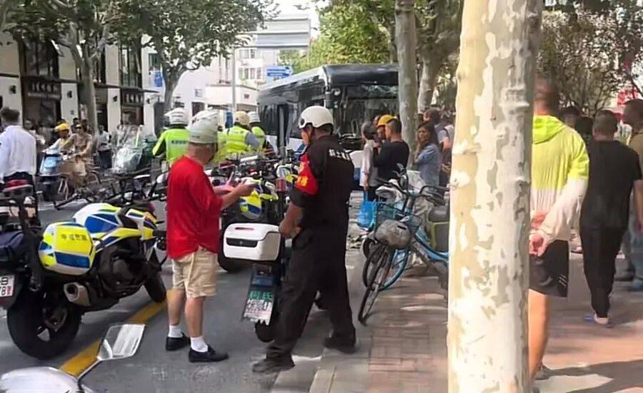 皇冠信用網去哪里弄
_上海警方：叶某（男皇冠信用網去哪里弄
，57岁）寻衅滋事，已被拘！