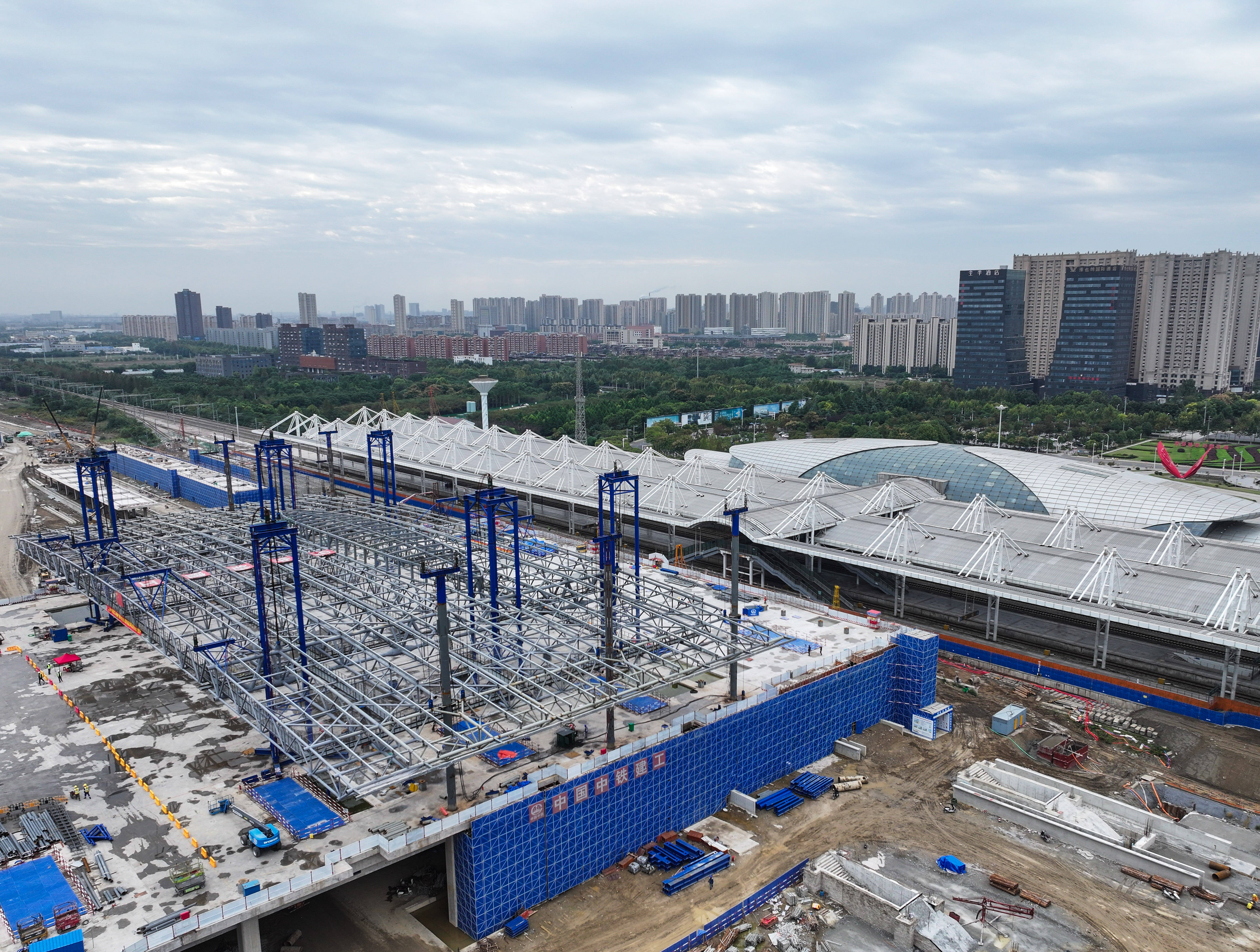 皇冠皇冠信用平台
_新建上海至南京至合肥高铁南通站高架站房钢结构顺利提升