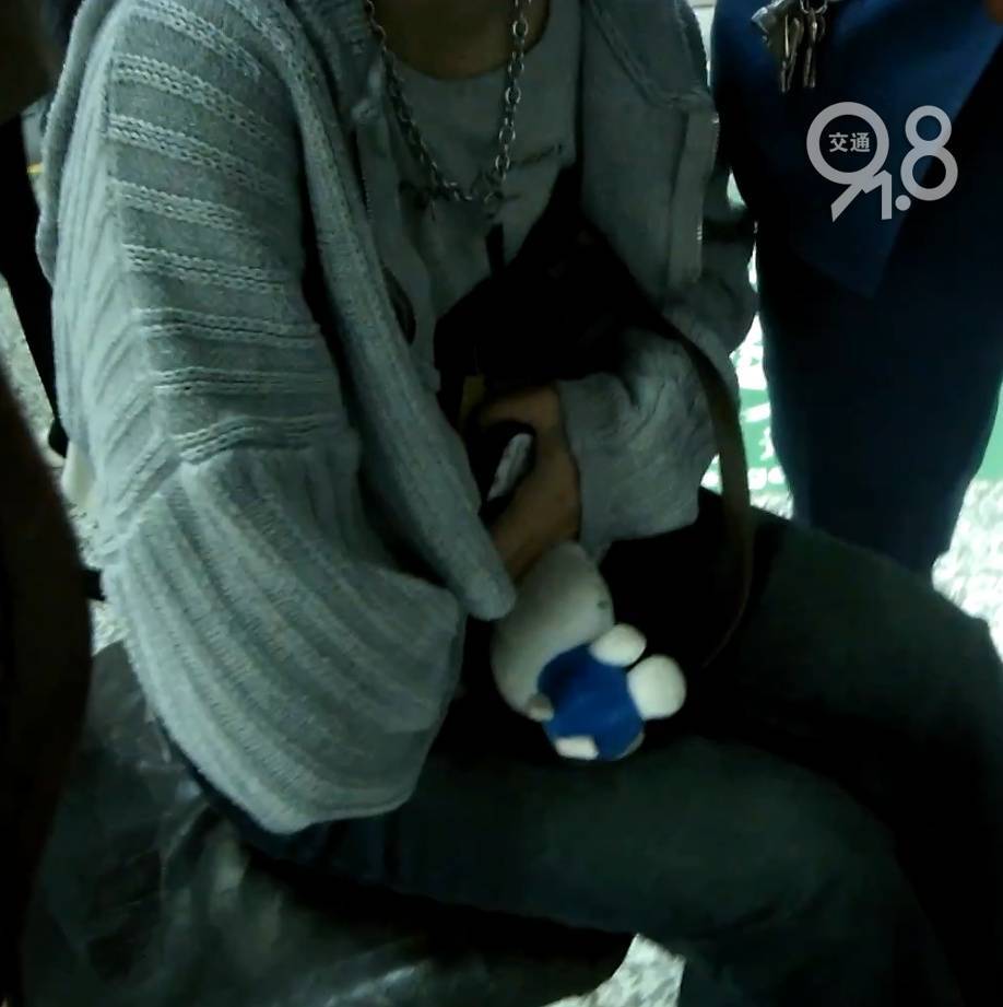 皇冠信用网怎么开户
_杭州地铁内皇冠信用网怎么开户
,女乘客突然崩溃大哭!紧接着……这一幕被拍下