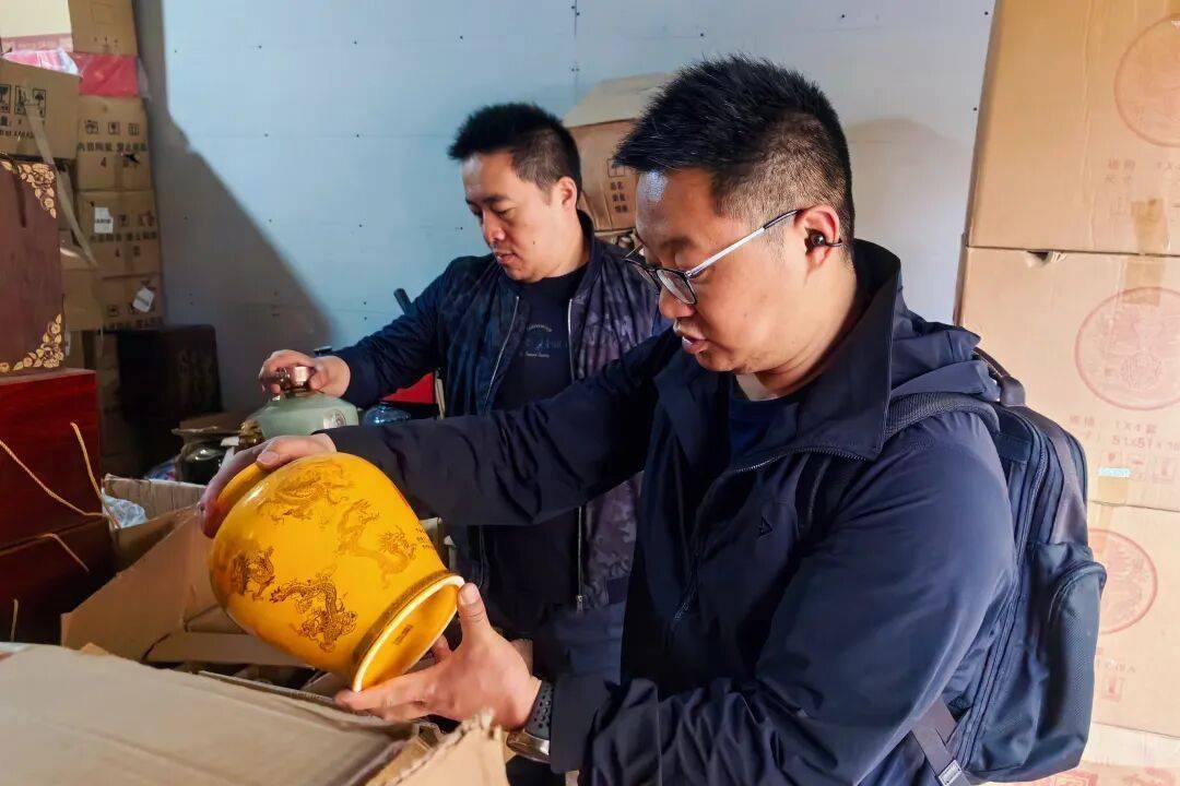 阿森纳足球
_上海女子半年狂买200多箱白酒阿森纳足球
，丈夫生病连4000元都拿不出！