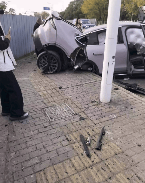 利物浦比分
_上海一辆蔚来EC6撞石墩后车尾断裂利物浦比分
，客服回应：目前已与车主取得联系，正在复盘事故经过