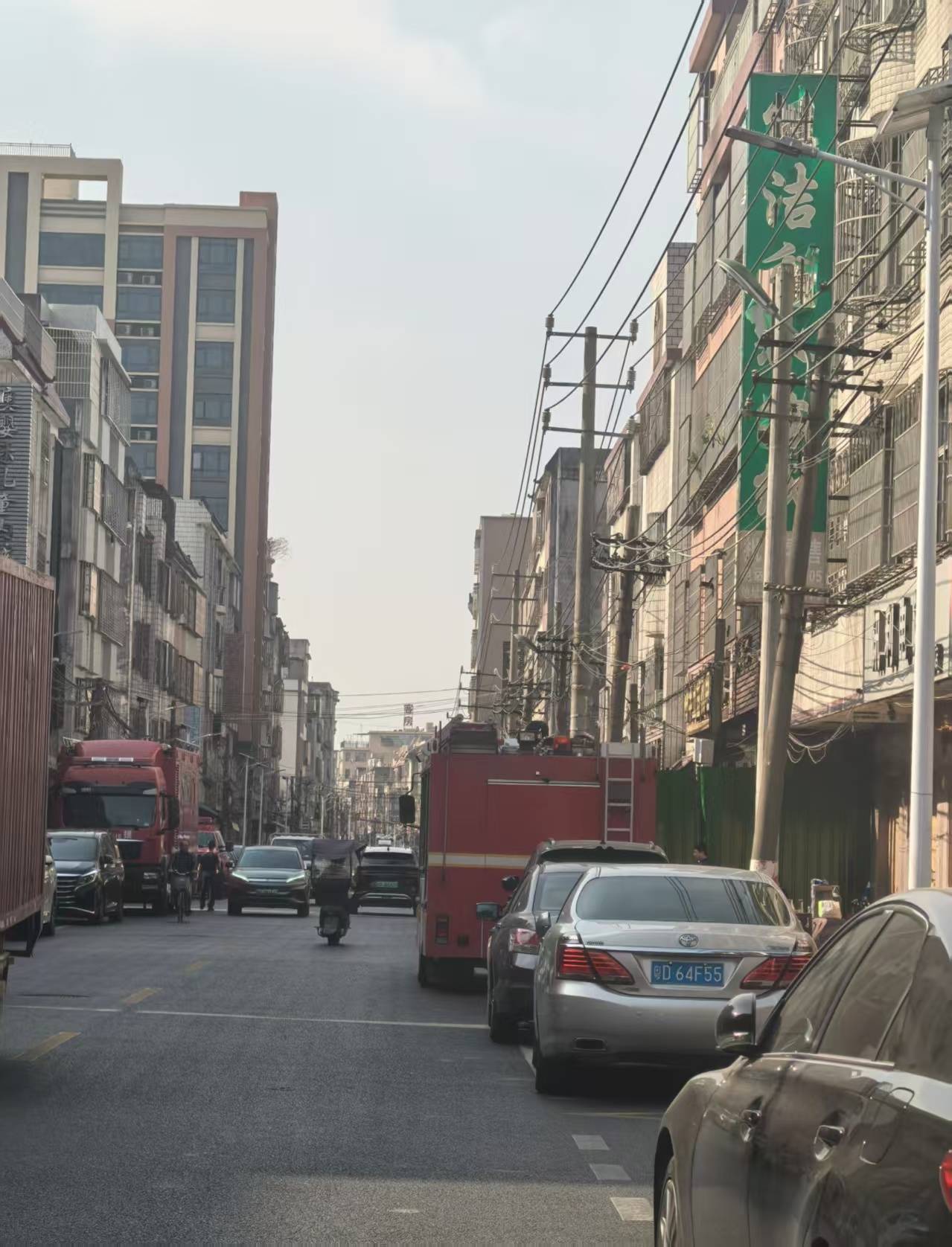 皇冠信用出租
_汕头火灾幸存者:妻子腋下夹着两个孩子从后门冲出皇冠信用出租
,我告诉女儿要去面对