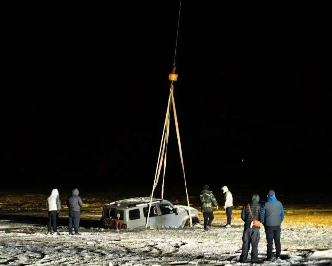 皇冠信用出租足球_河北一越野车在水库冰面练漂移皇冠信用出租足球，冰层突然破裂，车轮落水被冻6小时，找来吊车深夜将车吊出