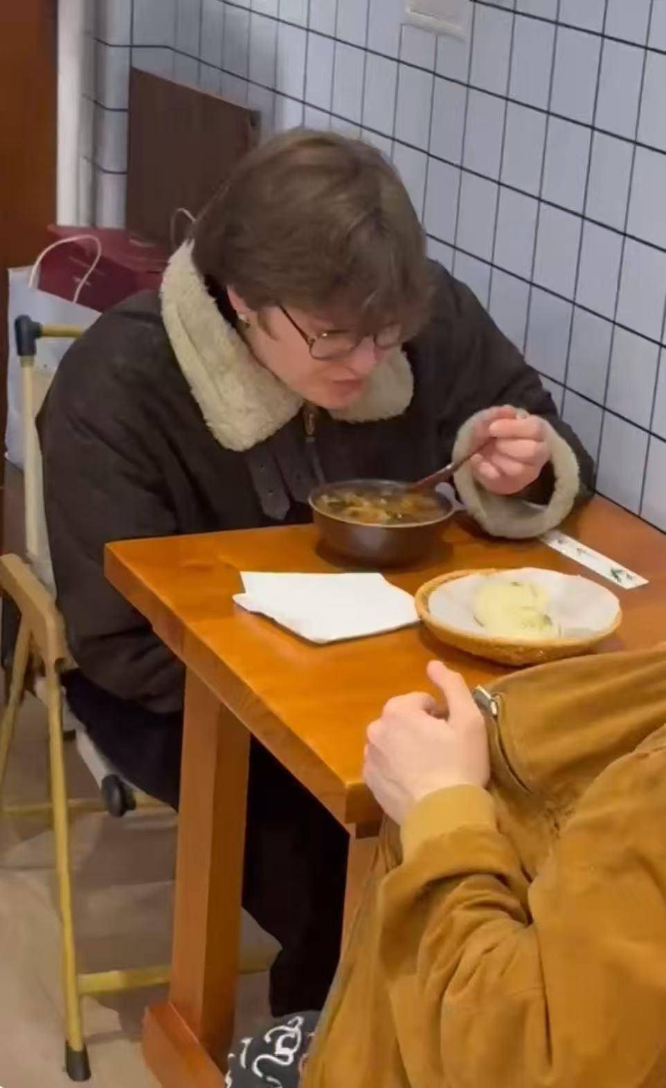 皇冠信用网代理_26岁郑州小伙伦敦闹市开店卖胡辣汤：原料来自国内皇冠信用网代理，一碗售价130元，日均客流约300人，外国顾客占三分之一