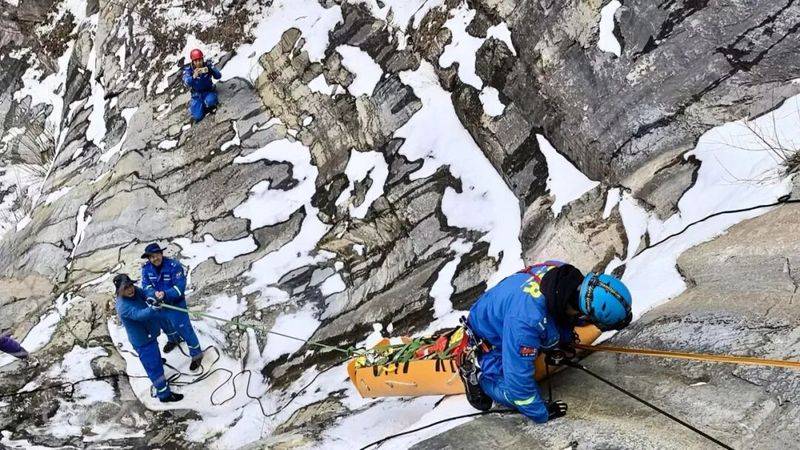 皇冠登3管理出租_一女子攀爬北京野山皇冠登3管理出租,滑坠8米高断崖