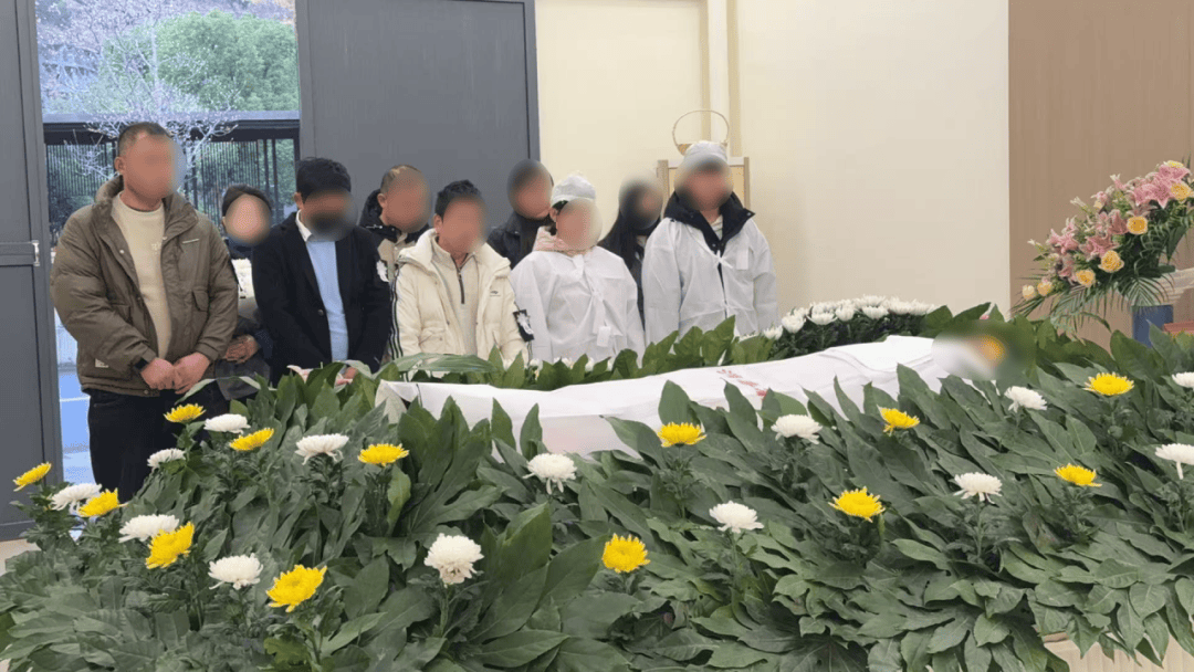 皇冠信用网登3代理_泪目!丈夫车祸离世皇冠信用网登3代理,妻子含泪做出这个决定