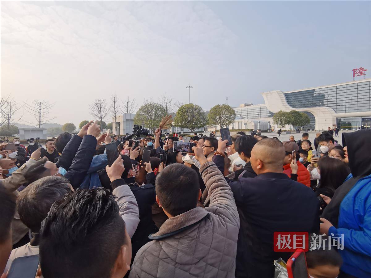 皇冠信用网平台出租_《早安隆回》全网播放量超1600亿皇冠信用网平台出租，作者袁树雄：这首歌让我的负债没了，将为2026世界杯写新歌