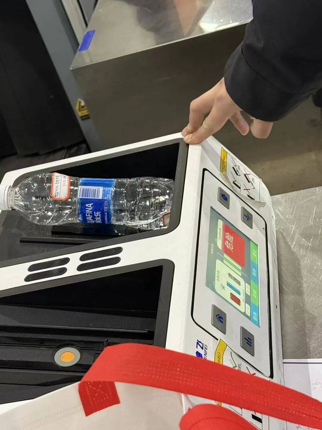 皇冠体育App下载_情侣入住南京一酒店皇冠体育App下载,矿泉水瓶底有针孔状小孔且漏水,警方介入