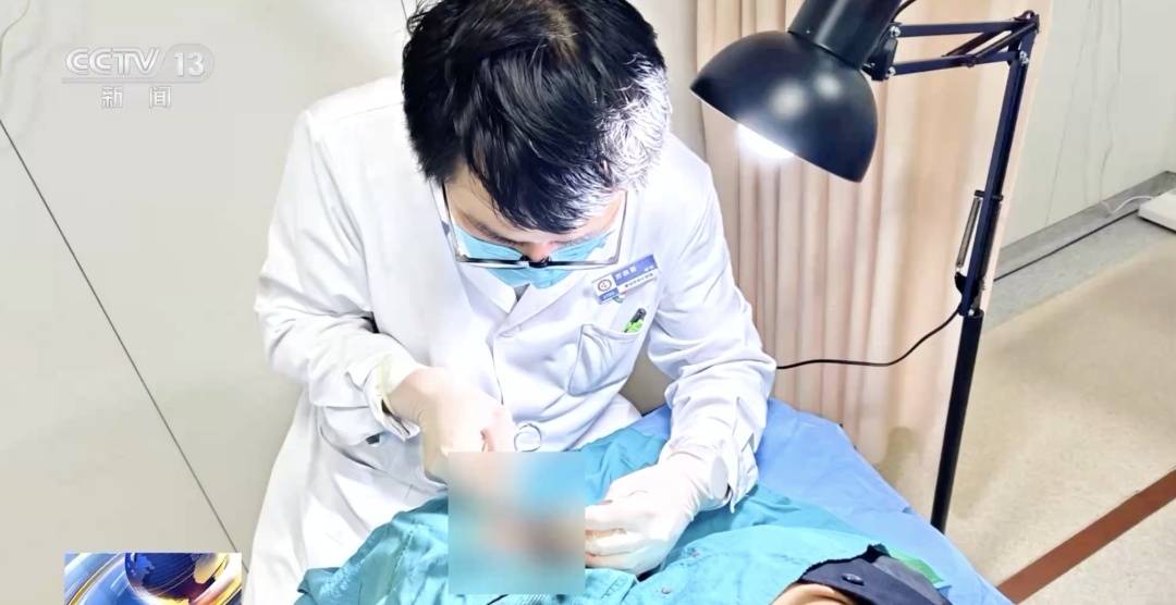 皇冠信用盘注册_女警徒手夺刀皇冠信用盘注册，脸上缝30多针：后怕但不后悔