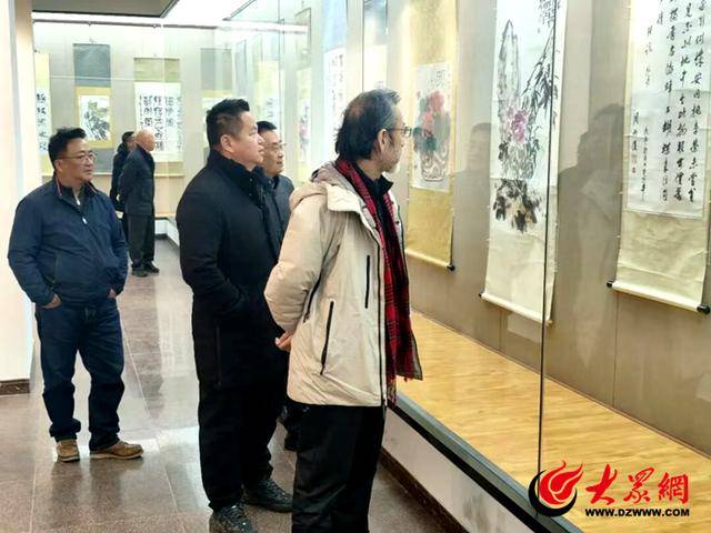皇冠投注_著名学者连辑到曹州书画院参观调研