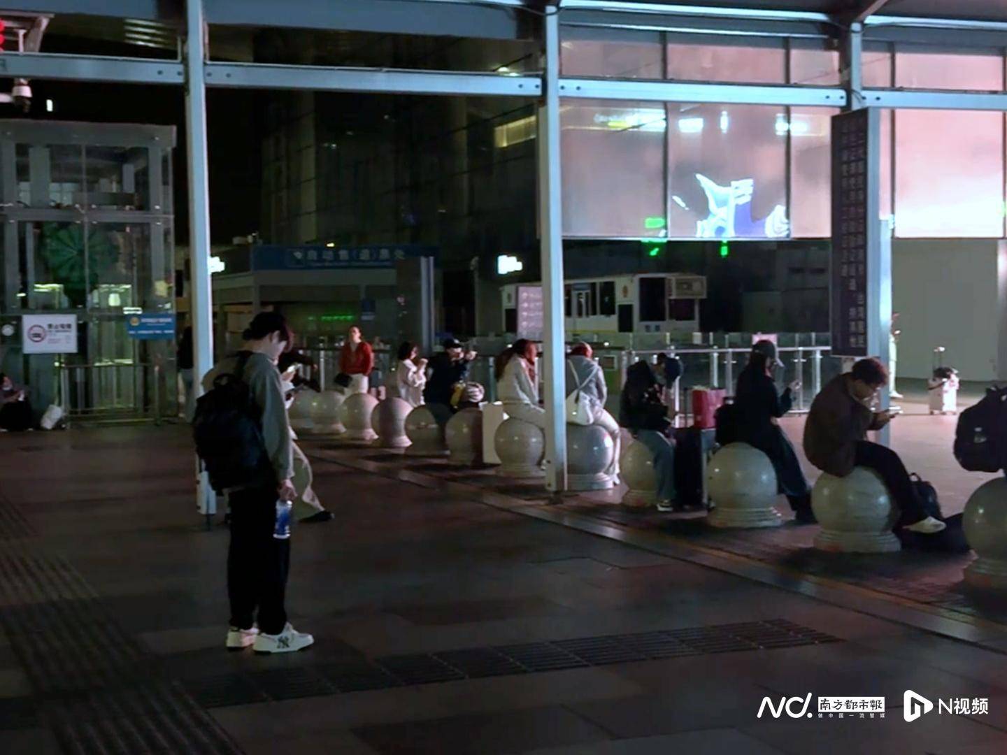 皇冠信用平台出租出售_跑了八小时只赚25块:他把自己从酒里开出来皇冠信用平台出租出售,也把年开回家