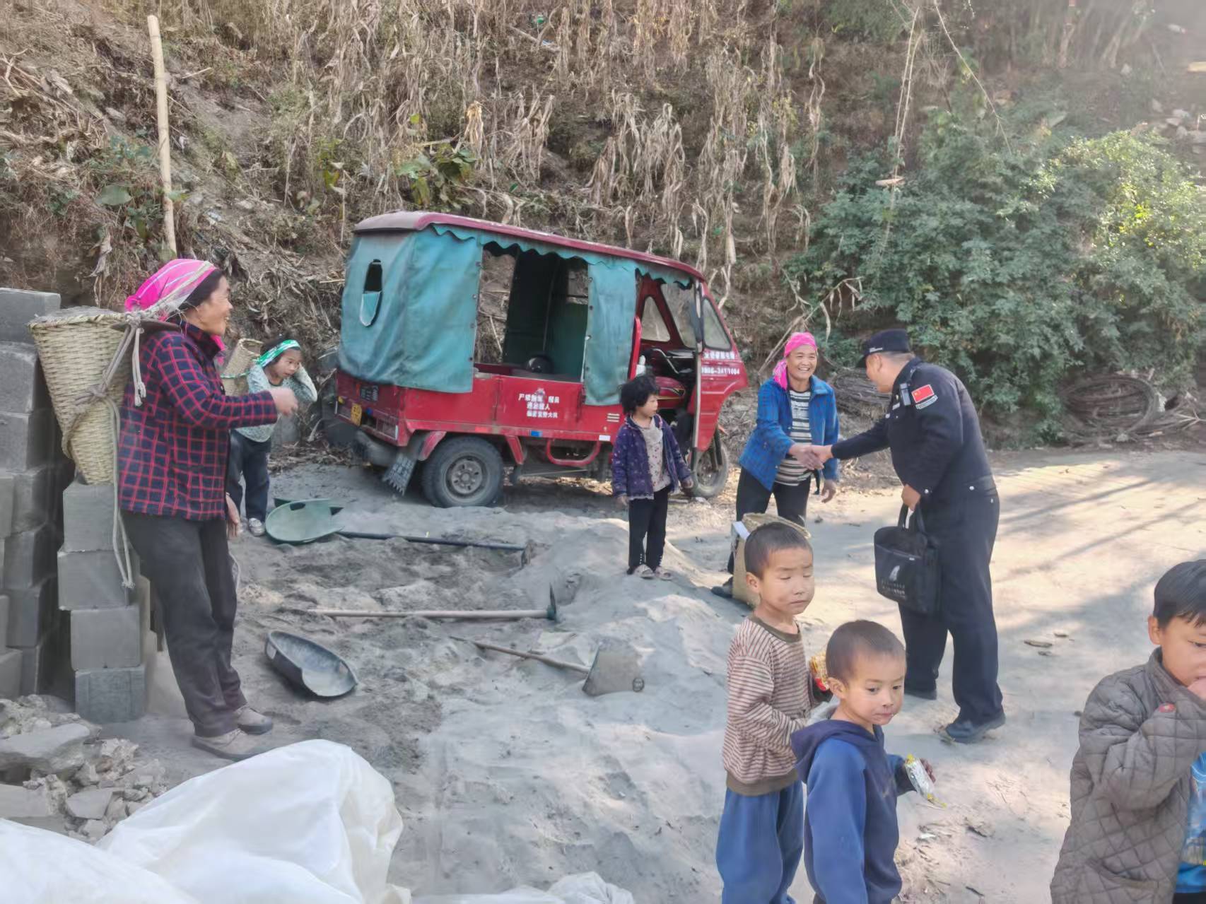 皇冠信用网登3代理
_云南怒江:社区民警“沉”下去 群众满意“提”上来