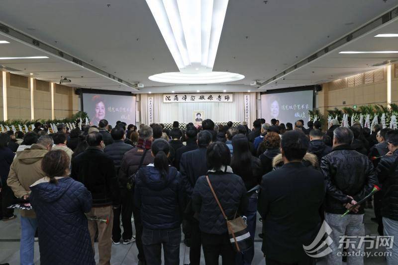 皇冠代理联系方式 _上海市民送别百岁嫩娘：从艺八十载皇冠代理联系方式 ，最后一次红装谢幕 | 组图