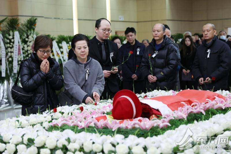 皇冠代理联系方式 _上海市民送别百岁嫩娘：从艺八十载皇冠代理联系方式 ，最后一次红装谢幕 | 组图